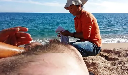 Tóc vàng, với thiên nhiên và đàn hồi to kéo âm hộ của cô trên phim sec nhat khong che một cái ghế dài, trong vườn