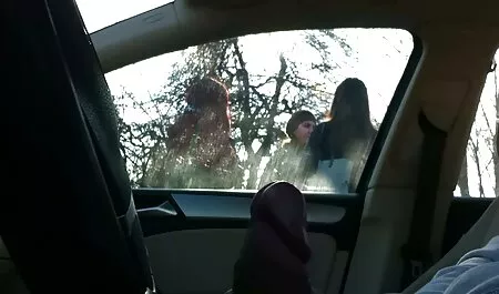 Cô gái tóc vàng với một dây đeo quanh cổ. phim sex không che nhat ban