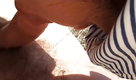 Cô gái có sex nhat ban khong che một màu xanh dương vật trên đầu gối của họ.