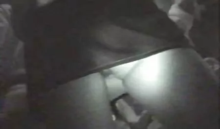The black trượt chân sex khong che japan đang đập trong hậu môn.