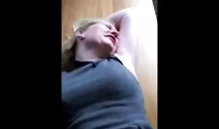 Trẻ Tinochka dải trên một bãi cỏ xanh sex nhat ban ko che