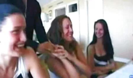 Bà vấy bẩn sex không che nhật mình với dầu và cho cô ấy mát-xa.