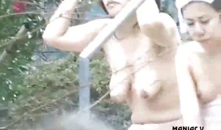 Con đã đi vào nhà vệ sinh để nói chuyện, và cô ấy đã dit gai nhat khong che để hút.