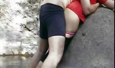 Người quản gia cắt một bình và nó phim sex nhật bản khong che trong thiên nhiên.
