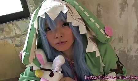 Hai người japan khong che một cô gái đi Max